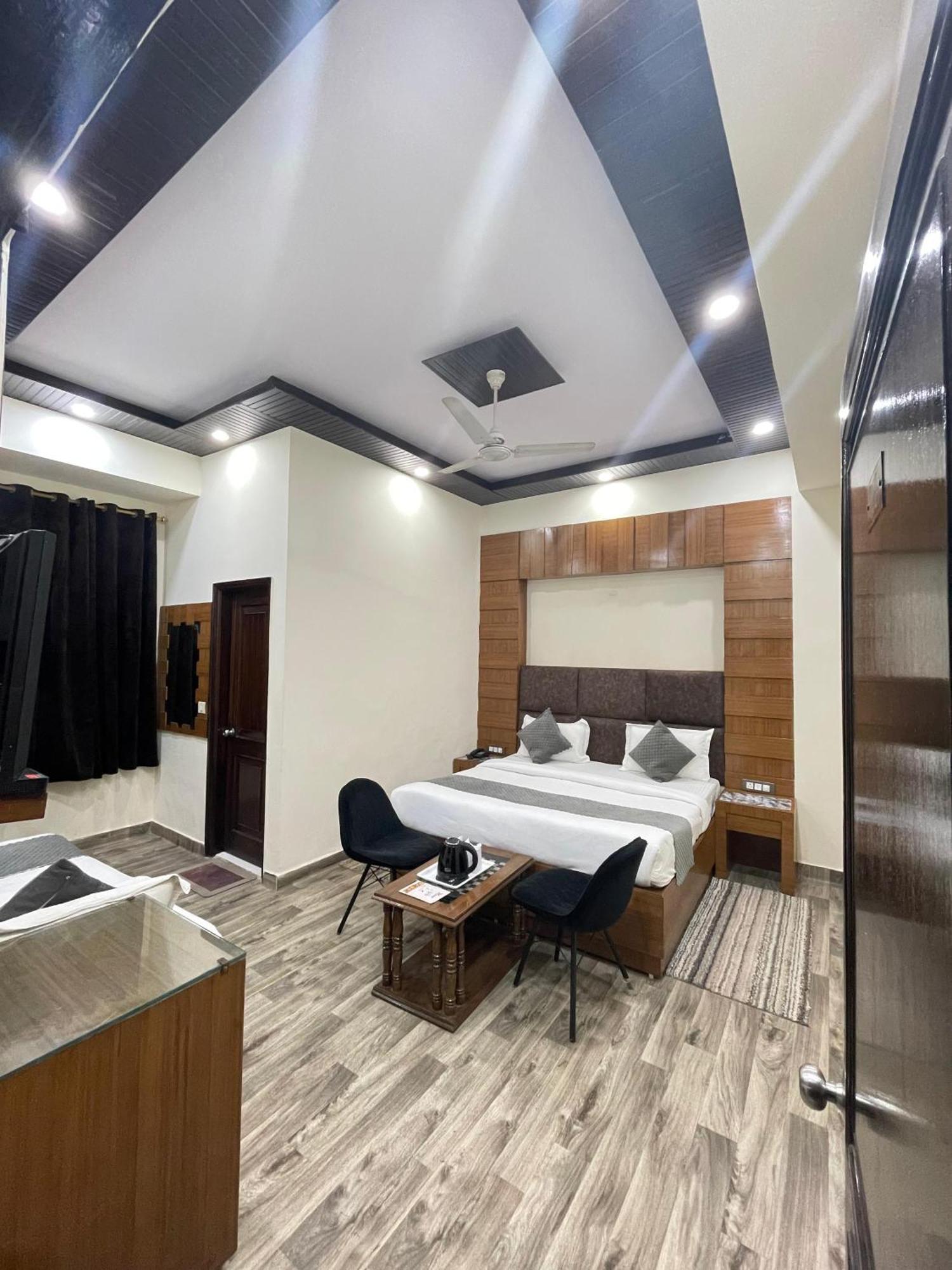 Hotel Radiance Дели Экстерьер фото