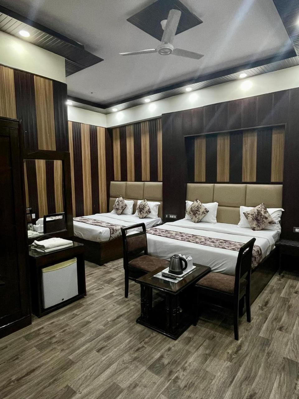 Hotel Radiance Дели Экстерьер фото