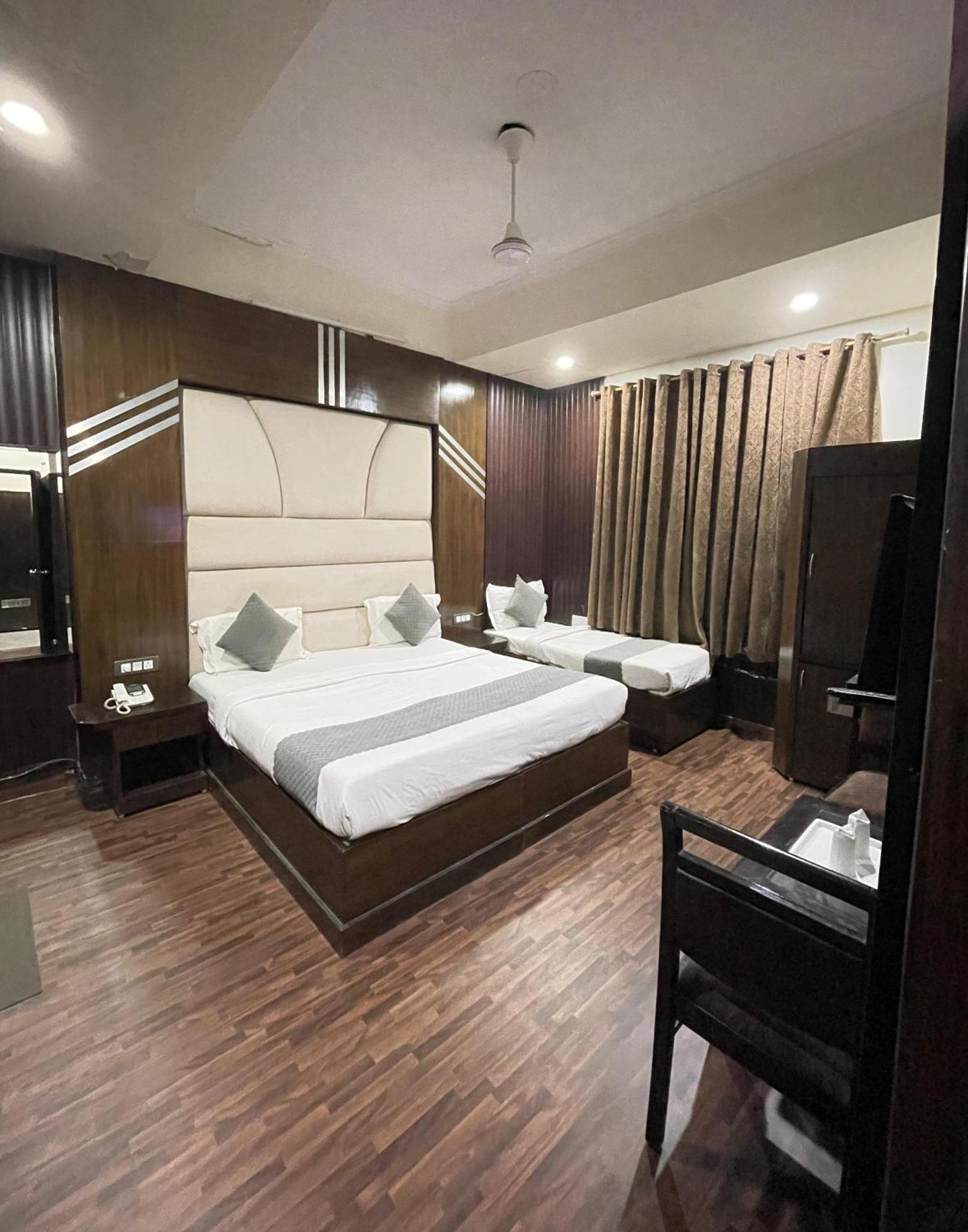 Hotel Radiance Дели Экстерьер фото